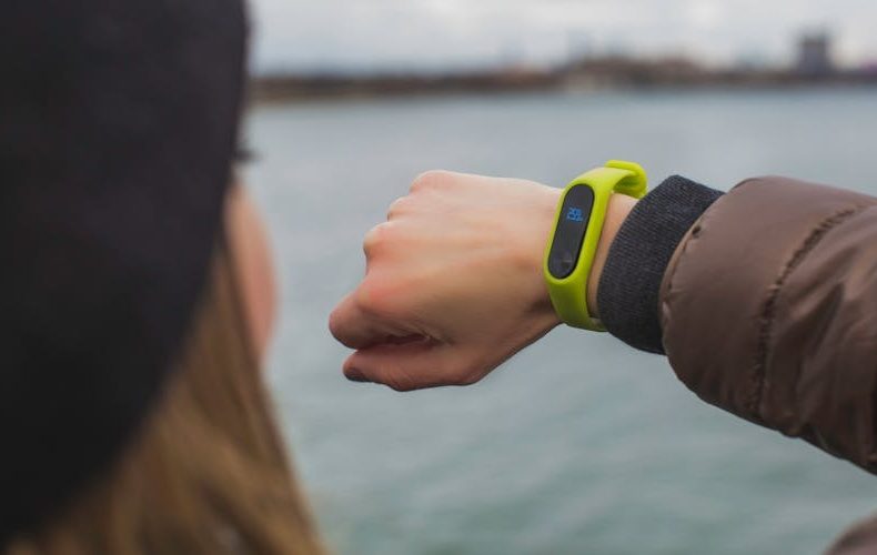 Oura Ring 4 vs Apple Watch Series 11: Smart Ring vs Smartwatch for Health